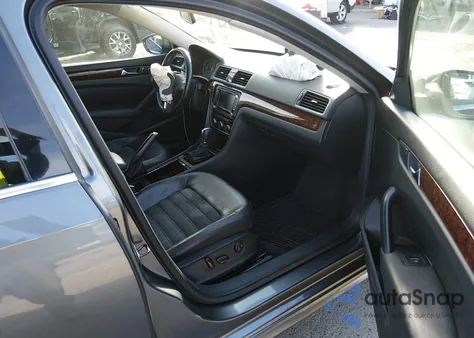 2012 Volkswagen Passat 3.6L V6 Sel Premium z USA, uszkodzony, nr VIN 1VWCM7A3XCC011087